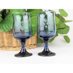 Pair of Blue Etched Wine Glasses Set of 2 Vtg Pfaltzgraff Yorktowne USA Stemware